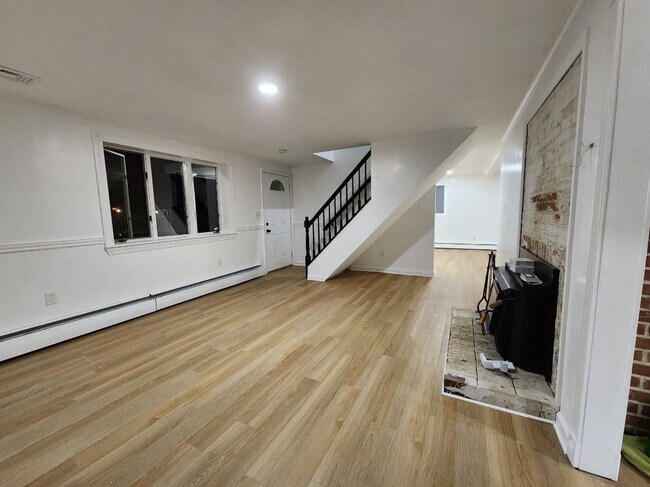 Building Photo - 132 Wepawaug Dr