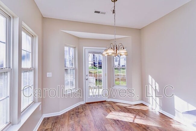 Building Photo - 211 Windsong Dr