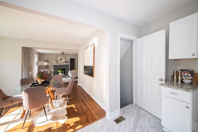 Building Photo - 3 Bedrooms, 2 Bathrooms on Colonial Avenue in Colonial Heights! Must SEE!!!