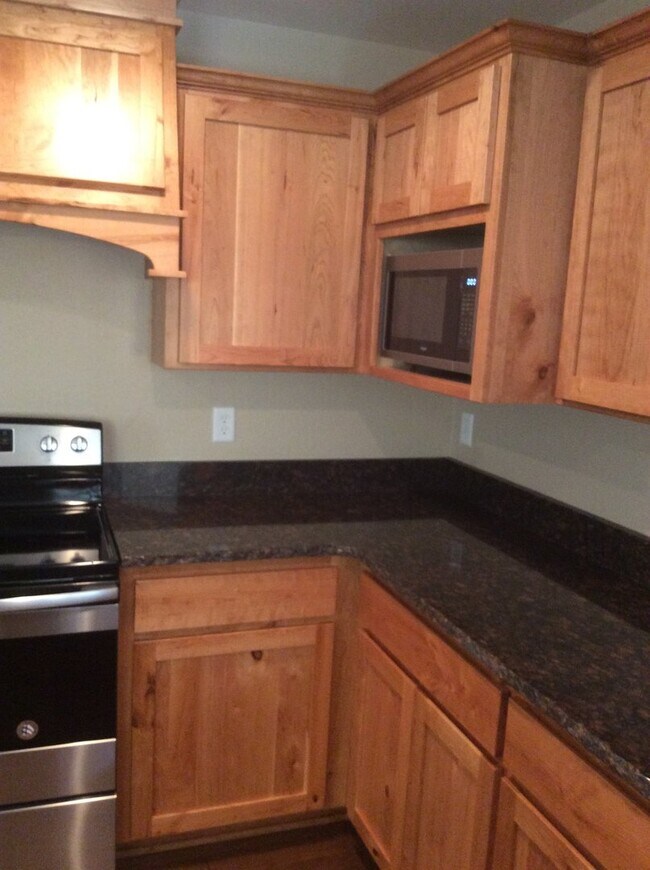 Building Photo - Newer Home