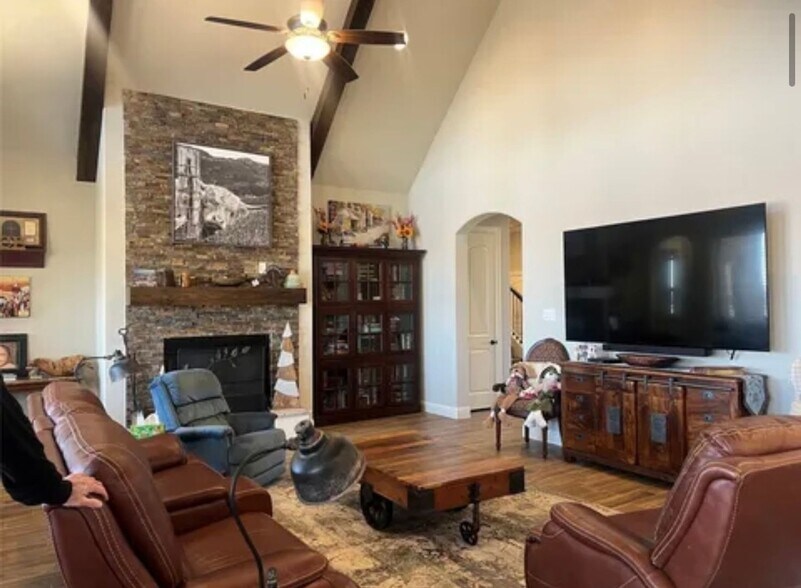 Building Photo - 7109 Lake Village Ct