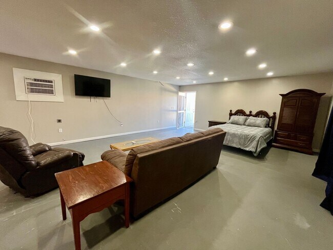 Building Photo - 332 Commerce Loop