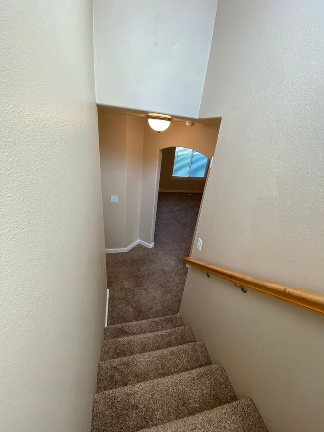 Building Photo - Lovely 4 Bedroom (+ Large bonus room) in B...