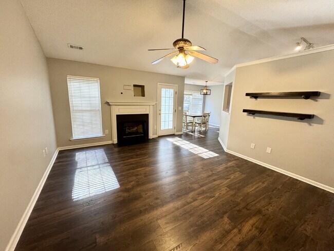 Building Photo - The perfect 3 bed, 2 bath home located in ...