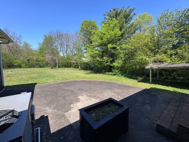 Building Photo - 2-3 bed/ 1 bath duplex with Carport