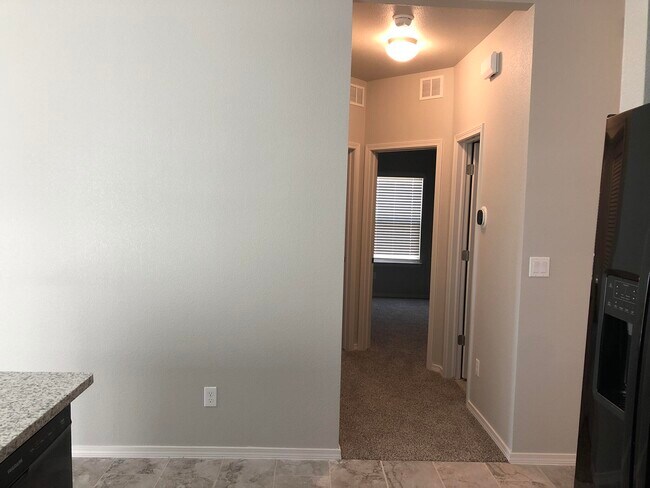 Building Photo - 825 Whitebrush Dr