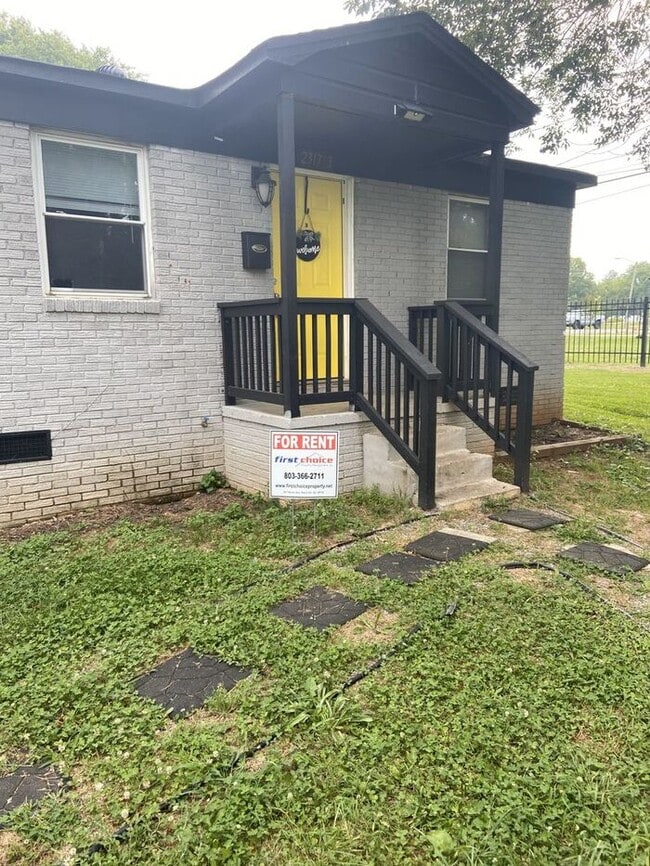 Primary Photo - 2 Bedroom 1 Bath Home - Recently updated a...