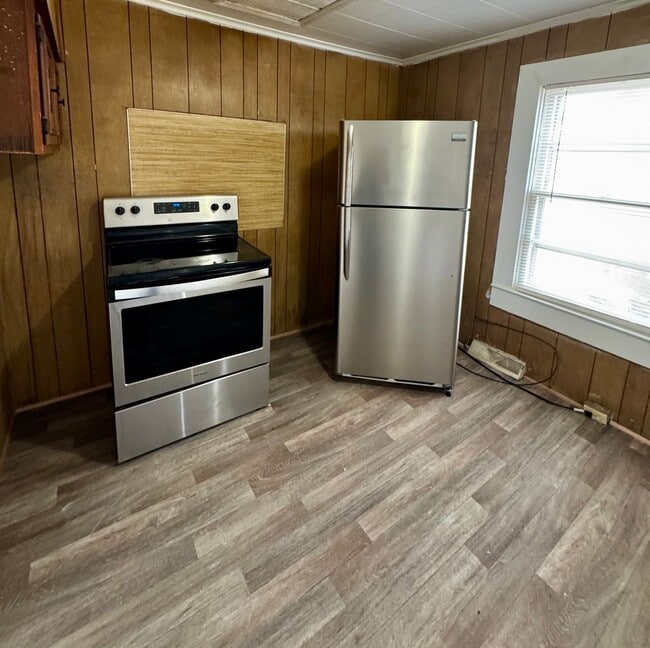 Building Photo - Ready to show!