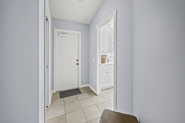 Building Photo - 12120 SW Elsinore Dr
