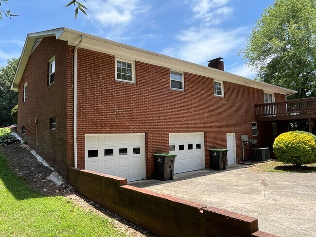 Building Photo - Spacious 4-Bedroom 3-Bathroom Brick Home in Arcadia Area