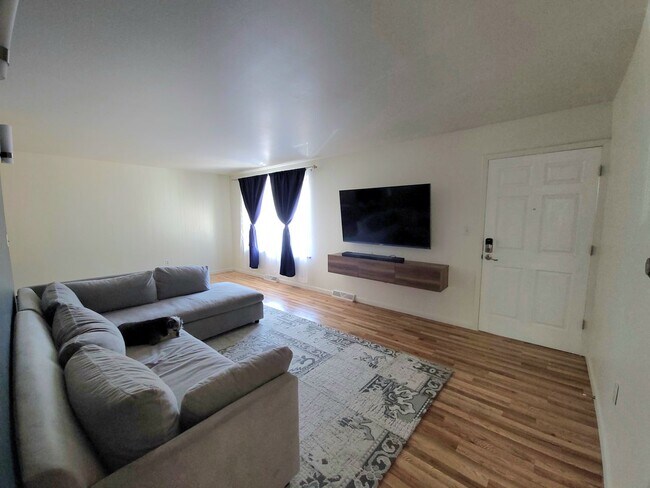 Building Photo - West 20th Apartment in Great Location