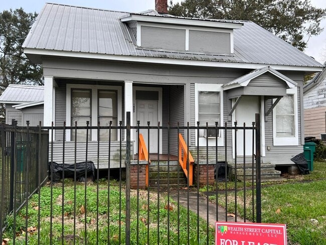 Building Photo - 1405 Main Ave
