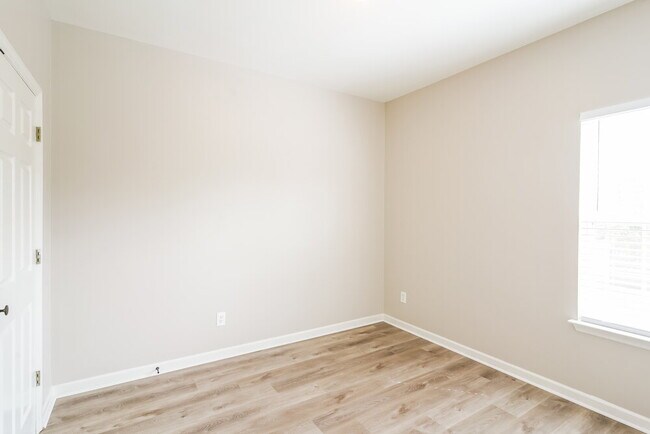 Building Photo - 6000 Mountview Dr