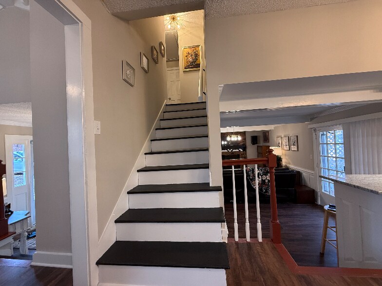 Building Photo - 505 Westbrook Dr