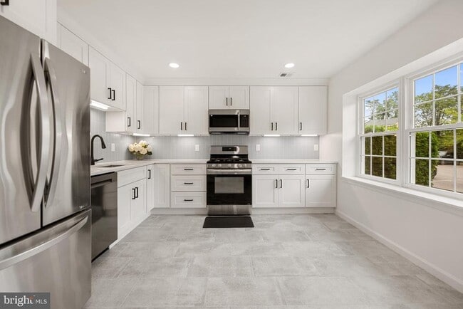 Building Photo - 14874 Emberdale Dr