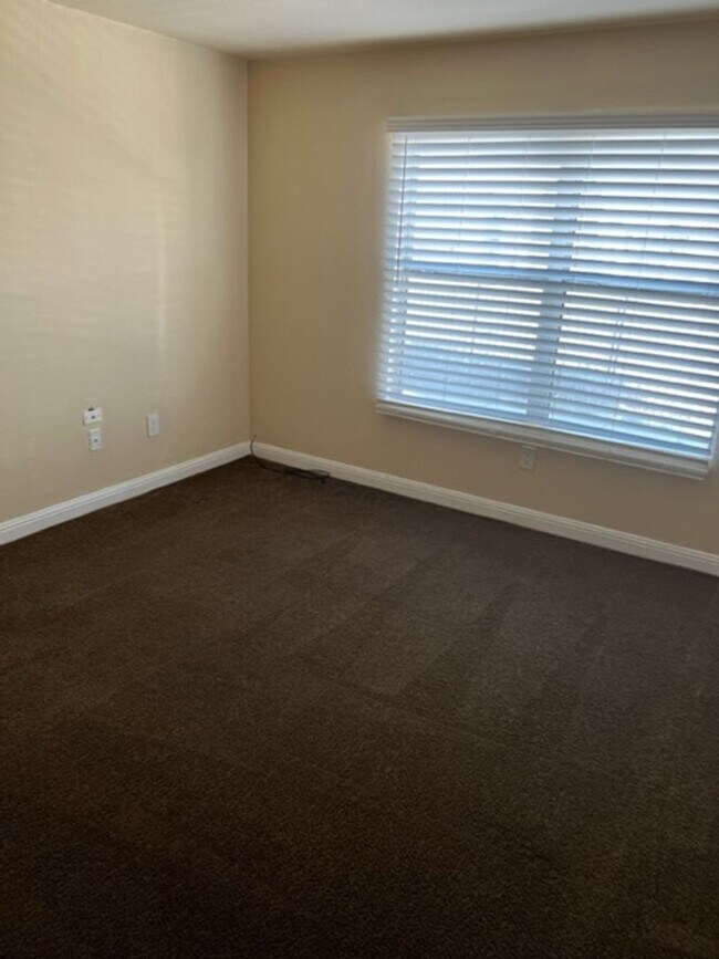 Building Photo - SW- 2 Bedroom Condo!