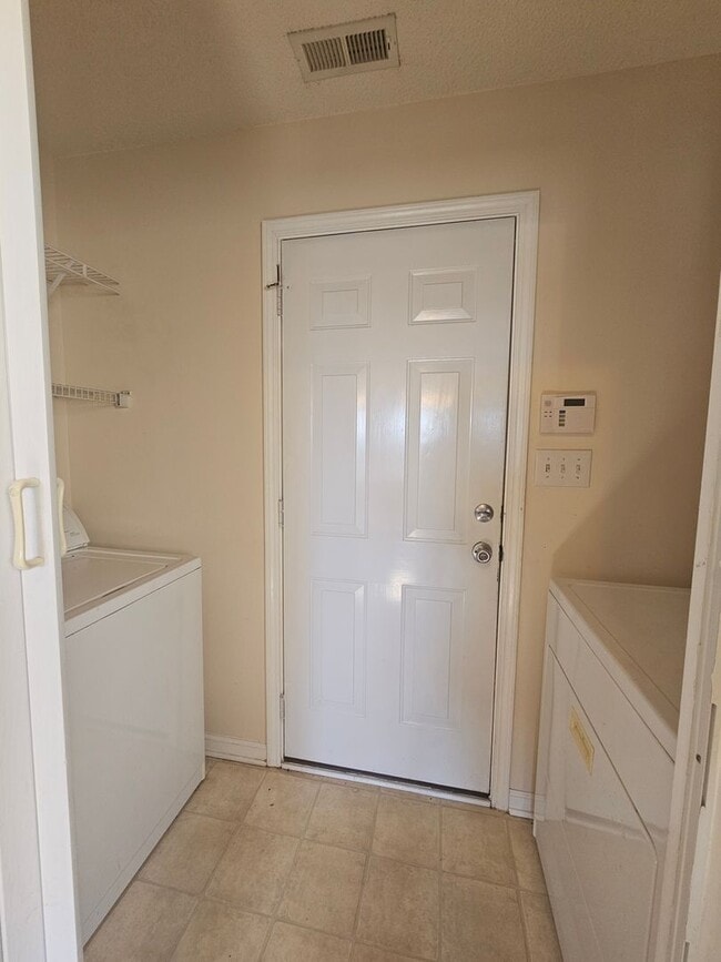Building Photo - GORGEOUS 3 BEDROOM ACORN RIDGE BEAUTY!