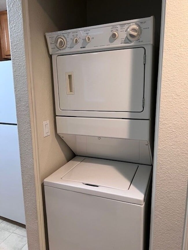 Building Photo - Gated condo with 1 car garage and community pool.