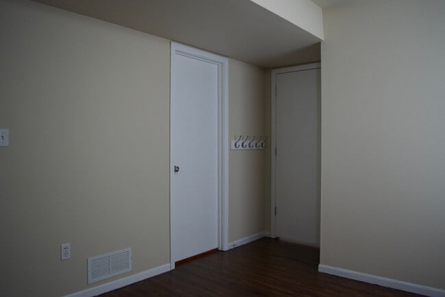 Building Photo - Nice 4 Bed 3 Bath Duplex!