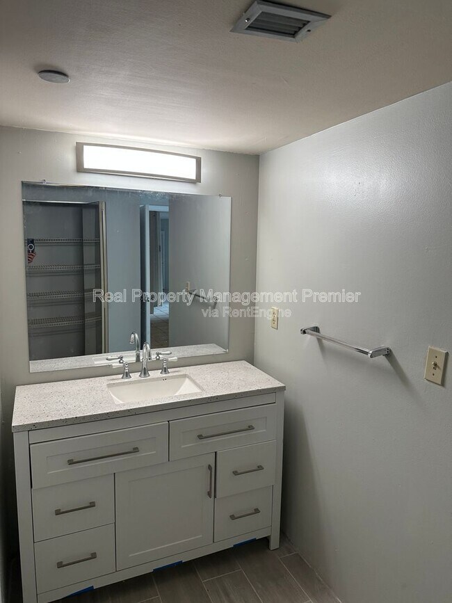 Building Photo - 1100 St Charles Pl