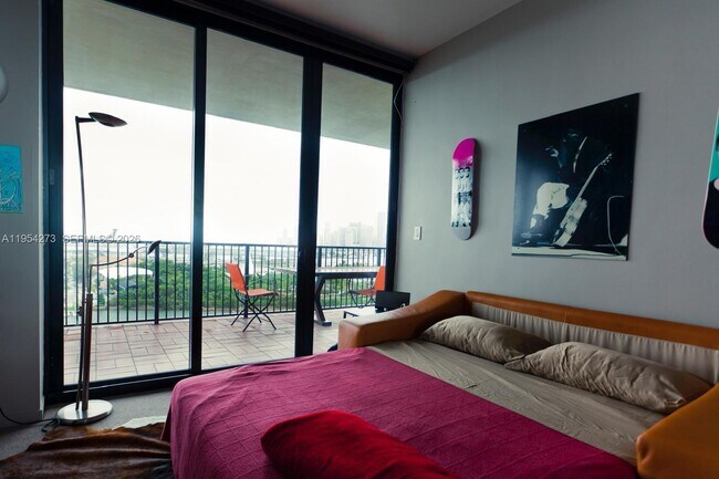 Building Photo - 1000 Venetian Way