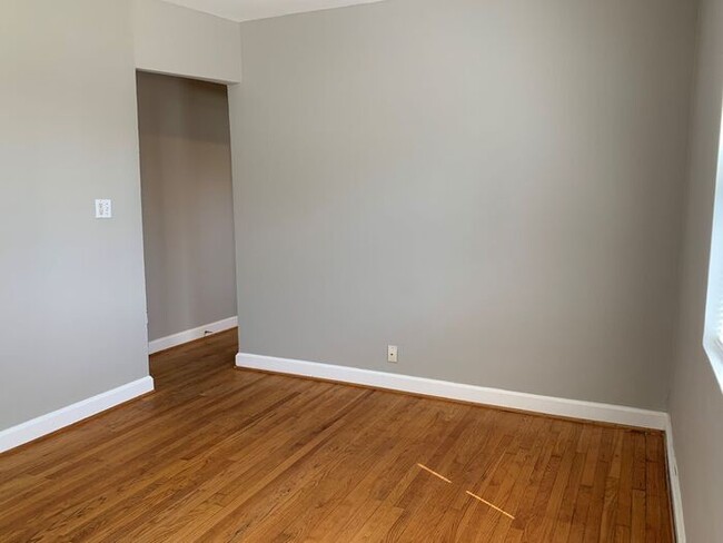 Building Photo - 523 Martin St
