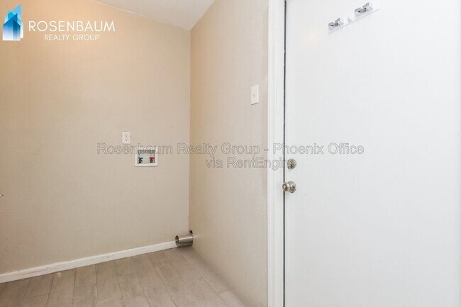 Building Photo - 654 S Mesa Dr