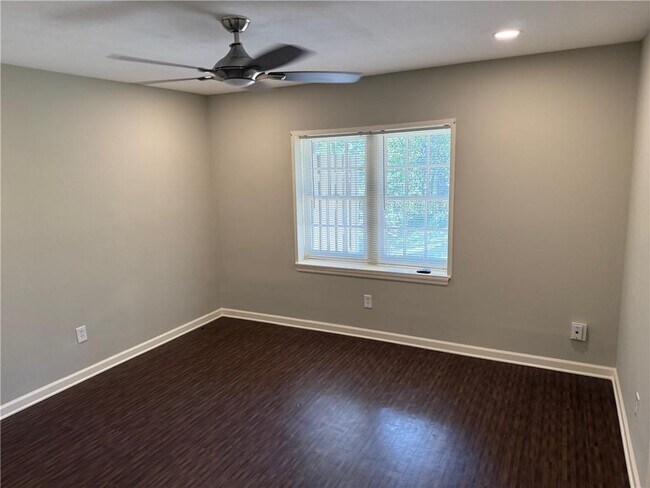 Building Photo - 3095 Colonial Way