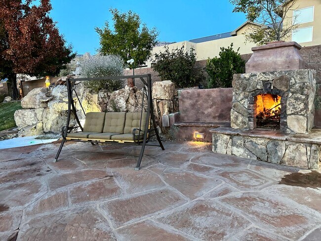 Building Photo - Move in Special Luxury 4 bedroom 4.5 bathr...