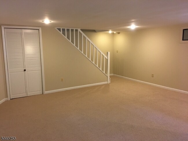 Building Photo - 915 Yorkshire Dr