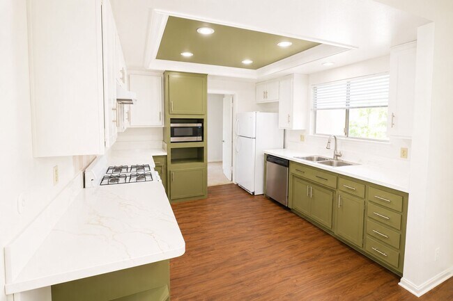 Building Photo - Large 6 Bedroom - Huge Yard - Students Welcome