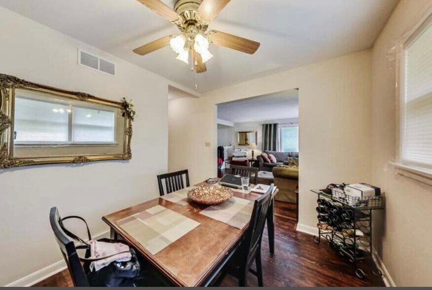 Building Photo - 2800 Manor Ln