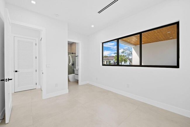 Building Photo - 2324 SW 26th St