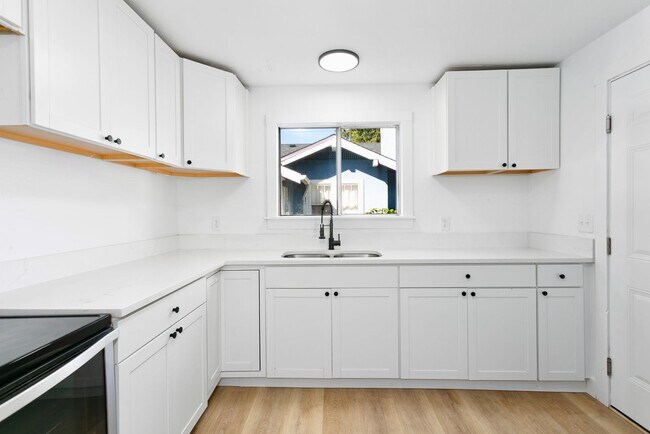 Building Photo - Beautiful 3 bd home close to the hospital