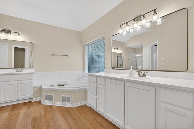 Building Photo - 6864 Bushnell Dr