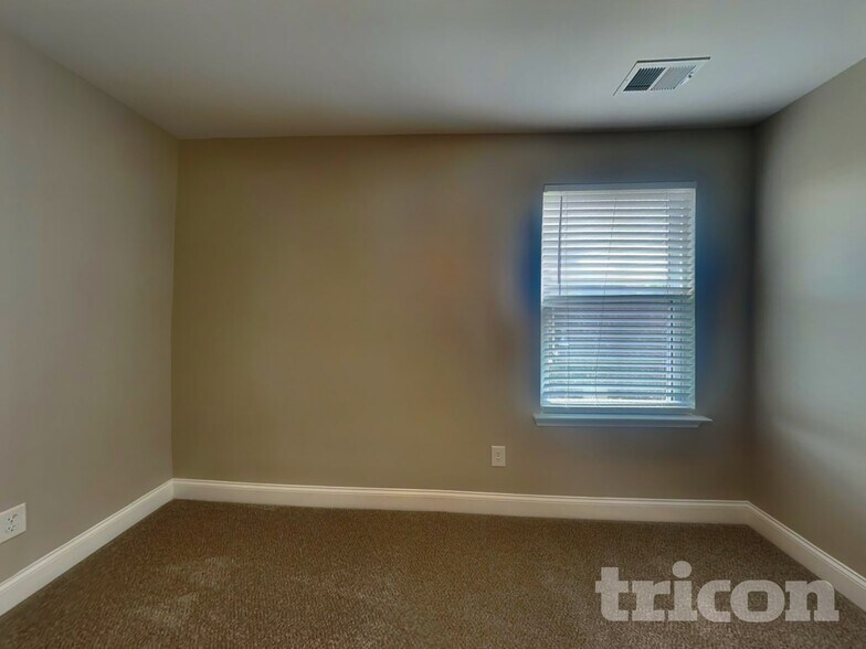 Building Photo - 1013 Wickshire Dr