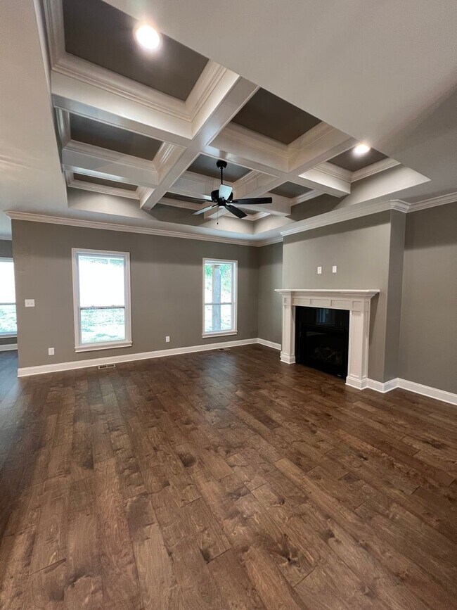 Building Photo - Lenoir City 37771 - Available 6/1/26, 3 bedroom, 2 bath home - Contact Chad Weeks (865)567-6193
