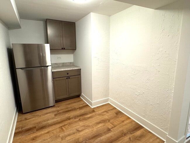 Building Photo - 6452 W Dickens Ave