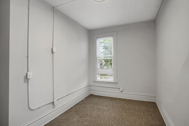Building Photo - 1316 7th St SE