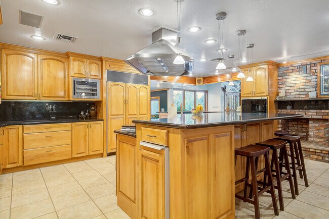 Building Photo - 8280 Queen St