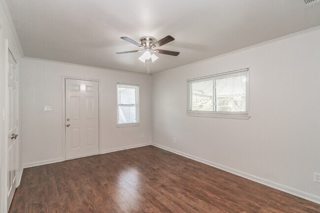 Building Photo - Beautiful home in a great location