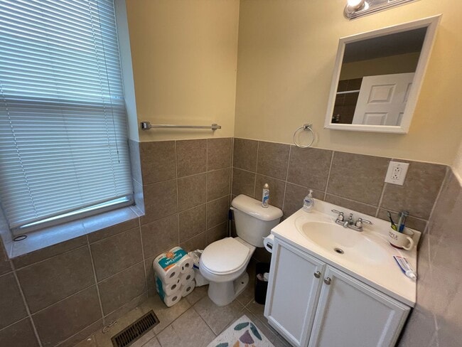 Building Photo - 1849 Willington St