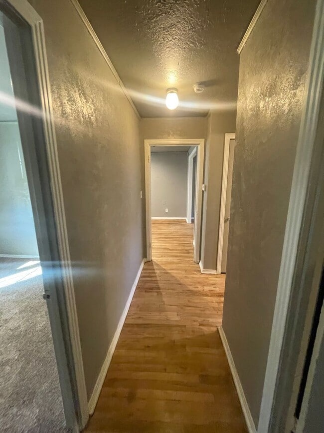 Building Photo - 3 bed, 1 bath , beautiful wood floors, fen...