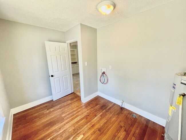 Building Photo - Freshly renovated 3 Bed 1 Bath Home Near UNCG!