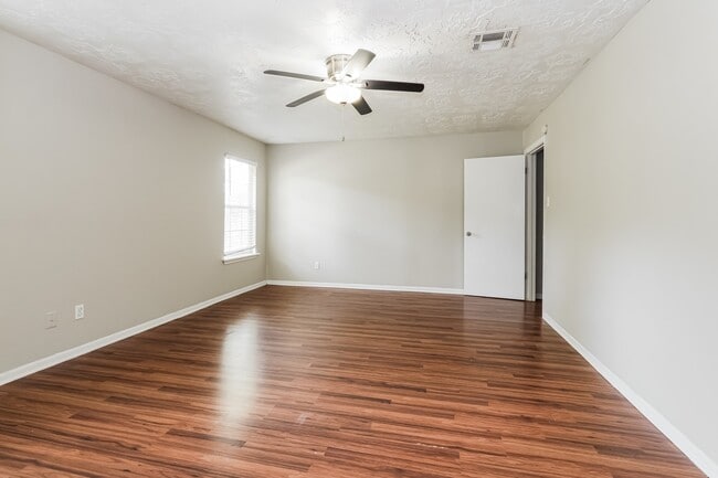 Building Photo - 10122 Woodhollow Dr