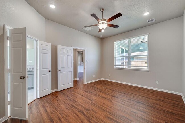 Building Photo - 1042 Tomball Downs Dr