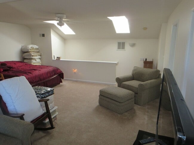 Building Photo - Spacious 2-Level Townhouse