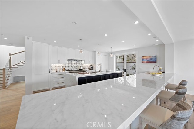 Building Photo - 450 Cliff Dr