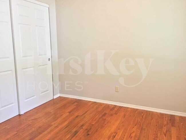Building Photo - 2275 Glenoro Dr
