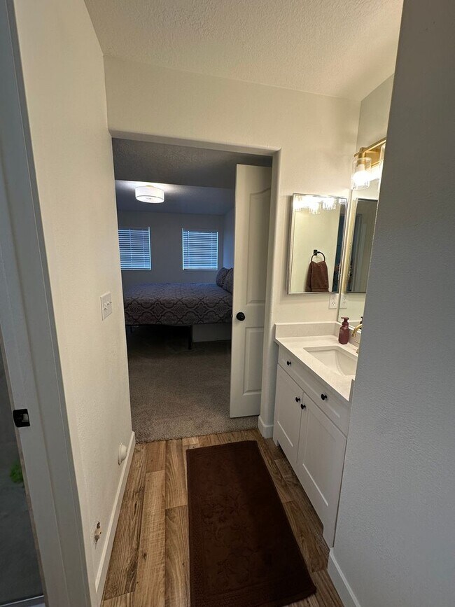 Building Photo - Partially furnished condo in Orem